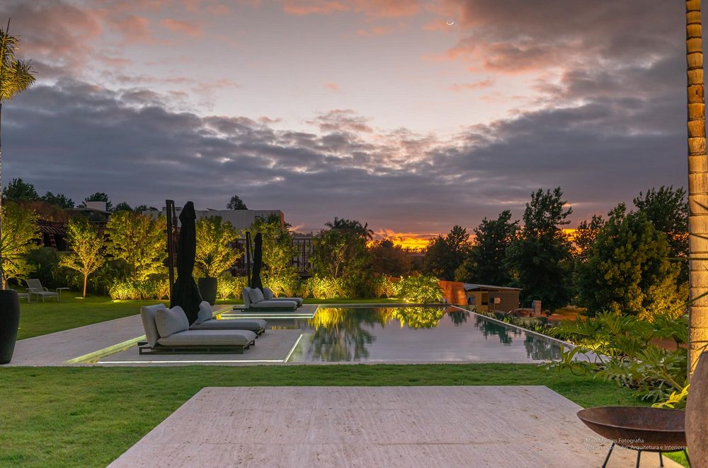 Lounge de jardim ao pôr do sol